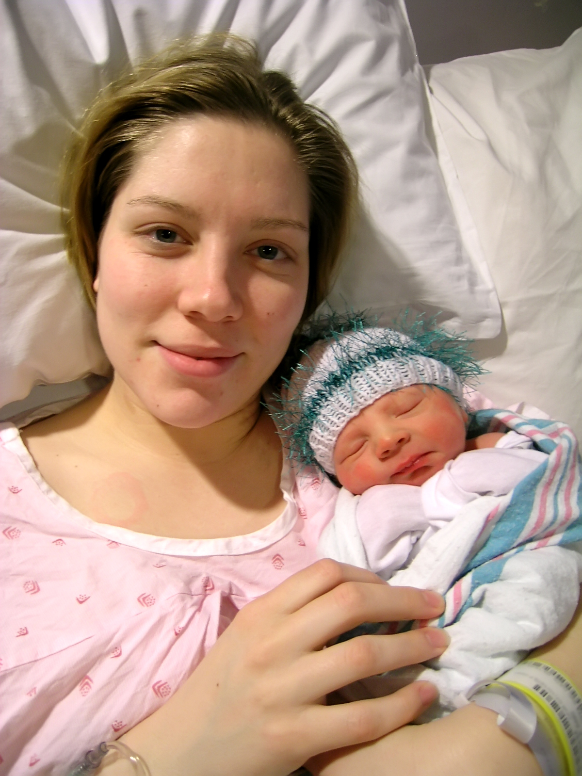 Daria holds her newborn baby in the hospital