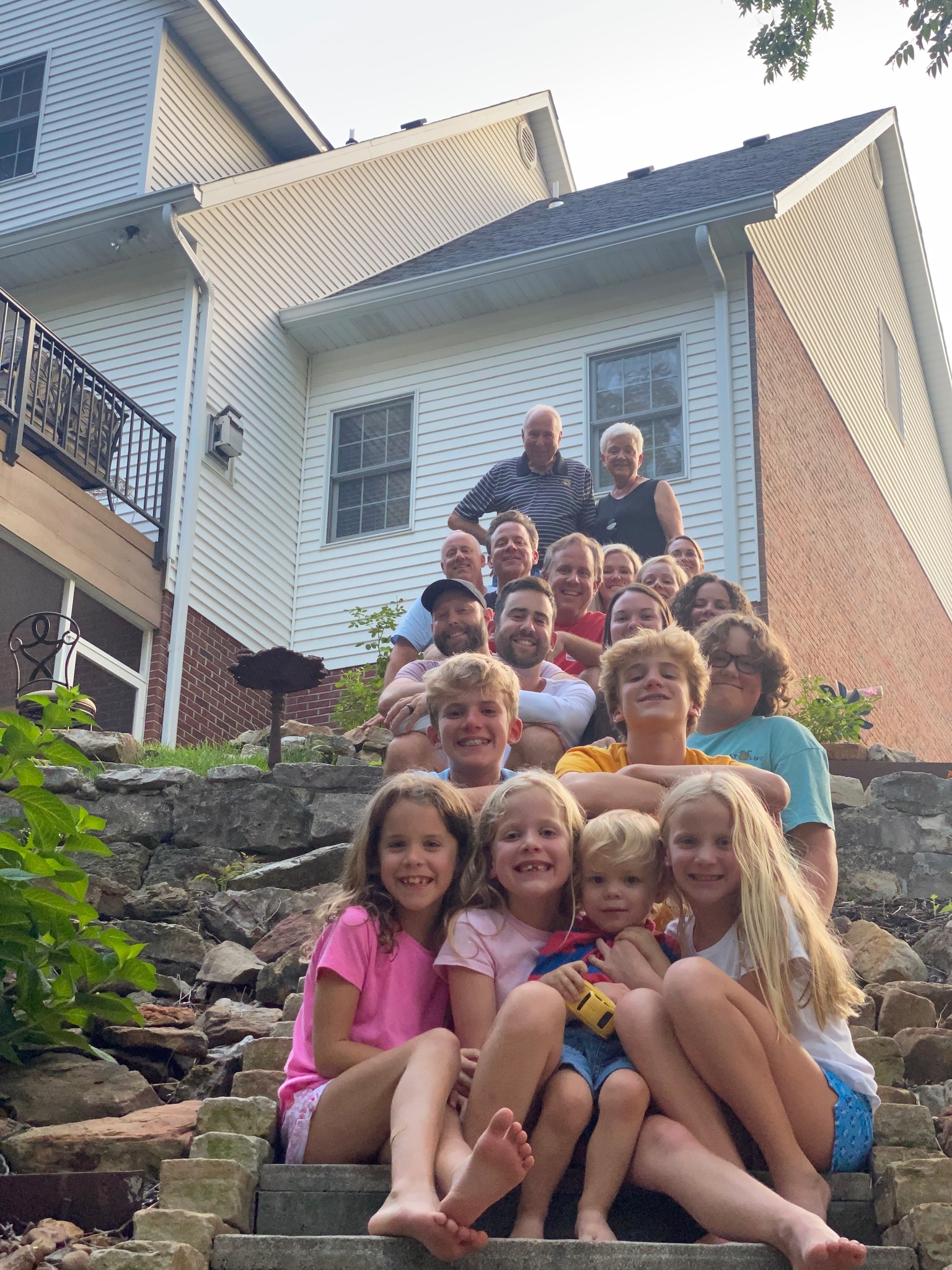 Carl and Carolyn’s children and grandchildren on the<br />
“Great Wall of Landwehr.”